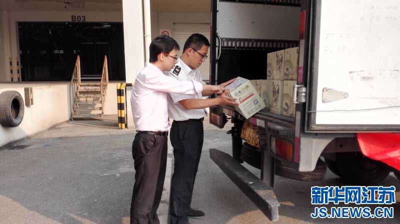 无锡空港口岸首次出口阳澄湖大闸蟹