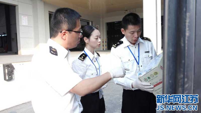 无锡空港口岸首次出口阳澄湖大闸蟹