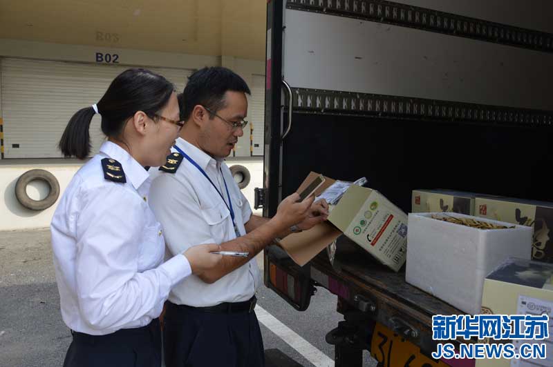 无锡空港口岸首次出口阳澄湖大闸蟹