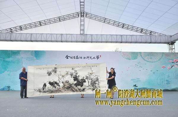 来自全国各地的20位知名书画家现场创作完成巨幅画作，现场赠送给相城区和阳澄湖镇人民政府。