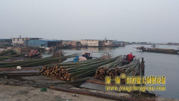 整装待发的打桩船