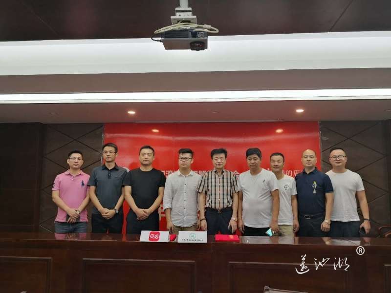 新秀携手老品牌贝店与苏州市阳澄湖大闸蟹行业协会签订合作协议