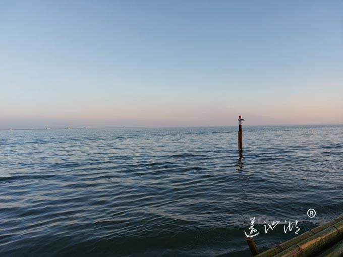 阳澄湖蟹农清晨上湖图