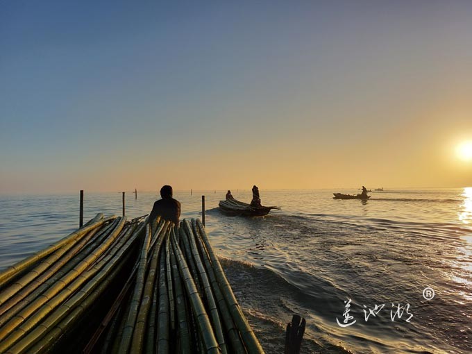 阳澄湖蟹农清晨上湖图