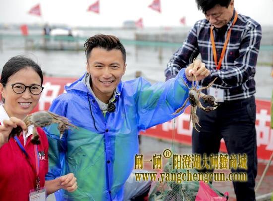 谢霆锋空降阳澄湖 亲手捞大闸蟹