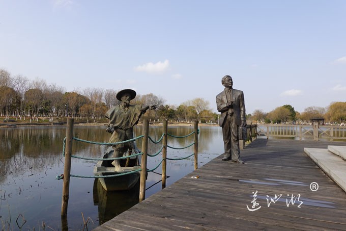 朝阳映在莲池湖上