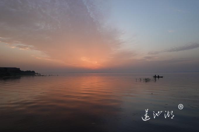阳澄湖畔 日出时分