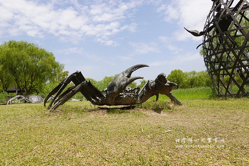 大闸蟹雕塑与自然之美