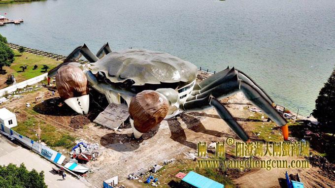 阳澄湖岸边现巨型大闸蟹地标建筑