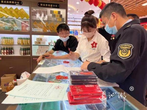 瓯海区市场监管人员突击检查现场