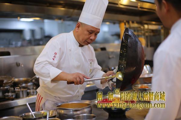 高师傅熬制蟹粉